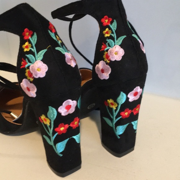 💜 NEW Embroidered flowers on velvet ,shoes - Picture 2 of 4